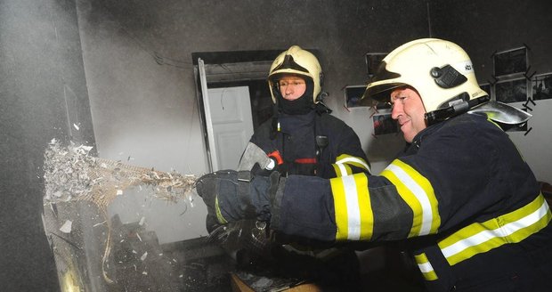 Hasiči zasahovali při požáru bytu v Malířské ulici.