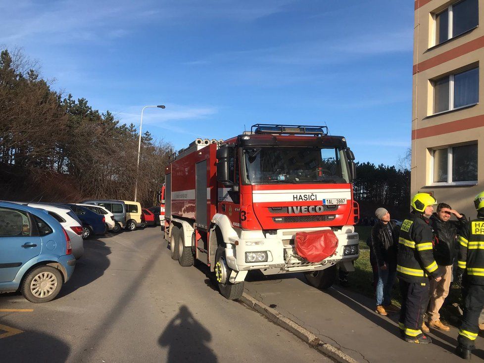 24. 12. 2019: Požár bytu v Malkovského ulici zaměstnal několik jednotek pražských požárníků.