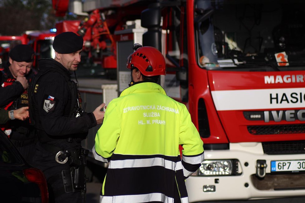 24. 12. 2019: Požár bytu v Malkovského ulici zaměstnal několik jednotek pražských požárníků.