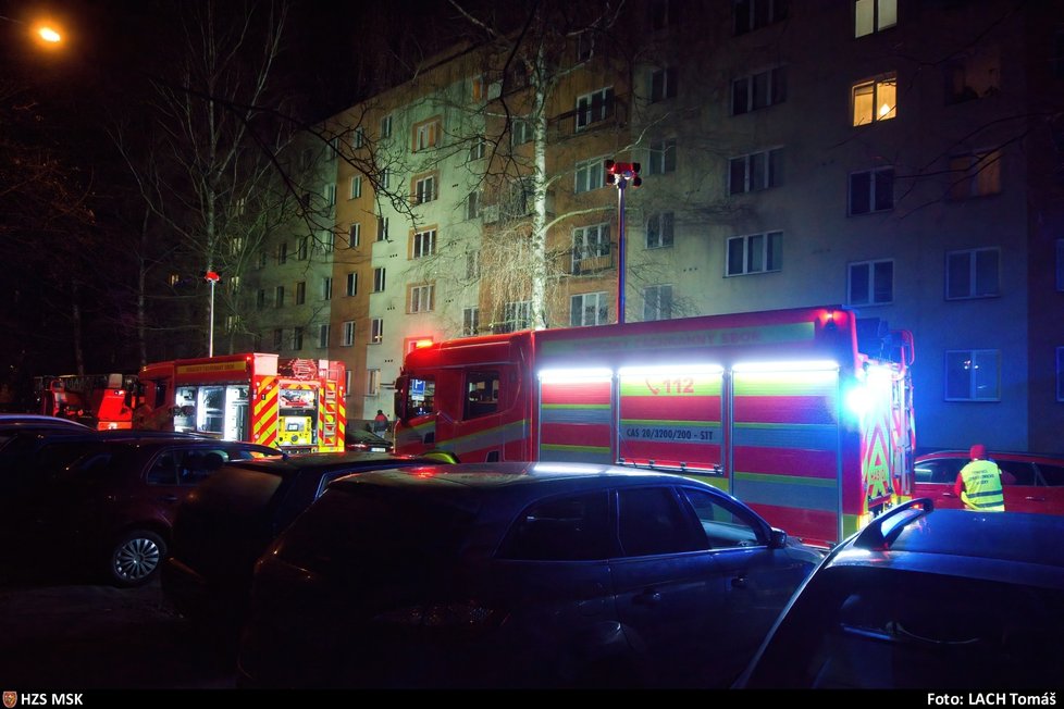 Při požáru bytu v Ostravě zemřela důchodkyně (†79), dalších šest lidí se nadýchalo kouře.