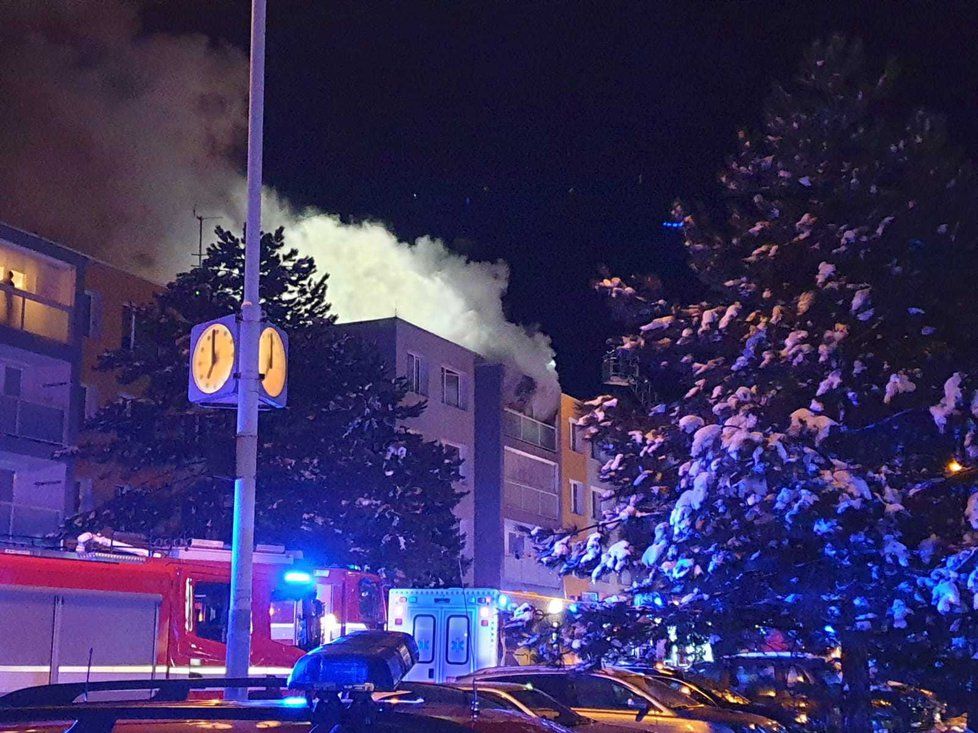 K požáru bytu v Horních Počernicích vyjížděli pražští hasiči. Evakuovat museli několik osob.