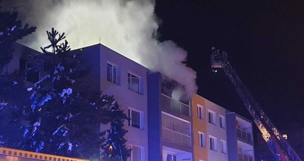 Evakuace v Horních Počernicích: Obyvatele panelového domu vyhnal požár bytu