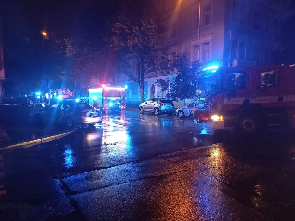 Při požáru bytu v Praze 2 hasiči zachránili devět osob.