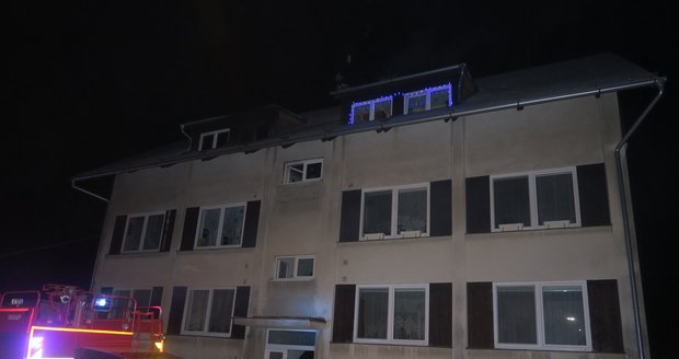 Požár podkroví bytovky ve Skupči na Plzeňsku.