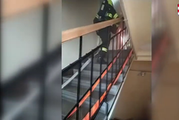 V Brně hořelo v koupelně v bytovém domě: Hasiči evakuovali osm obyvatel, dva policisté se nadýchali zplodin