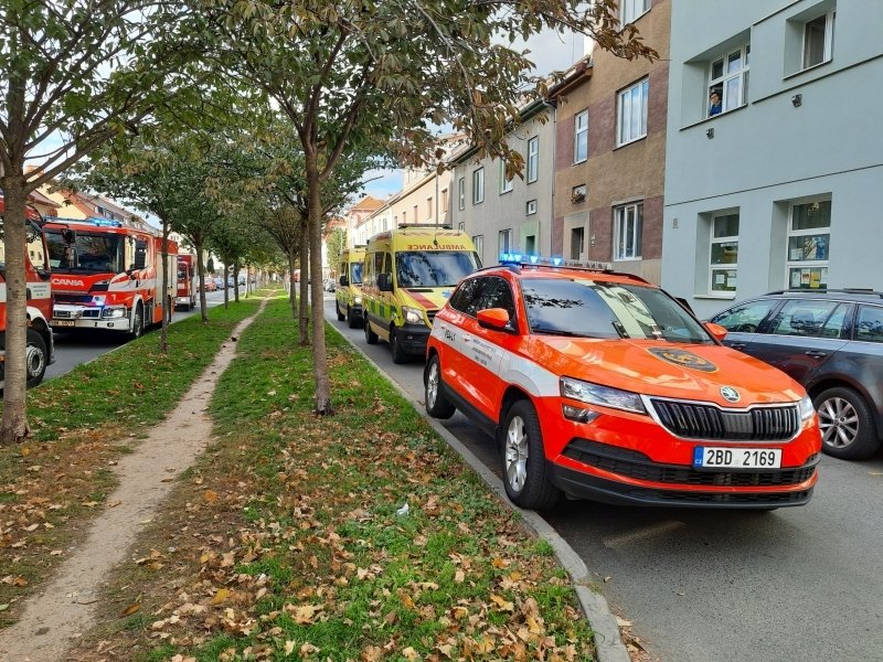 Při požáru v bytě v Brně-Židenicích se čtyři lidé včetně dvou policistů nadýchali zplodin. nadýchali