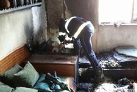Ohnivé peklo v bytě v Kuřimi: Hasiči vytáhli popálenou seniorku na poslední chvíli