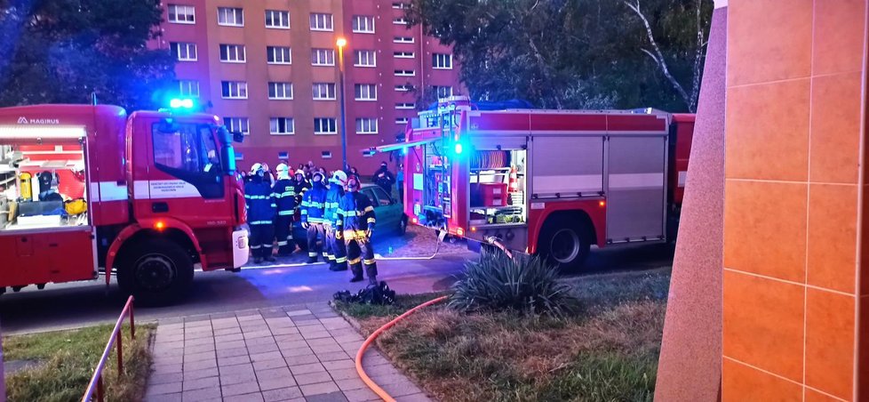 Požár bytu v 6. patře panelového domu v Hodoníně si vyžádal vážné zranění seniora. 29 obyvatel bylo evakuováno.