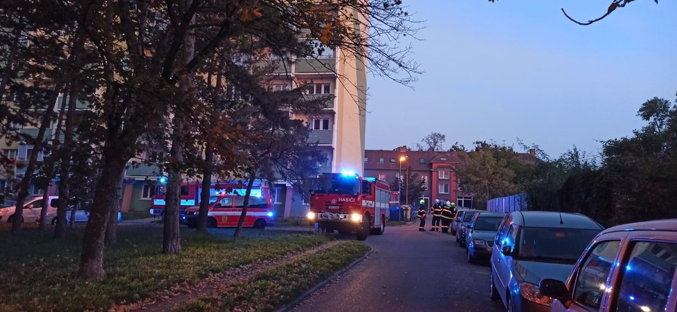 Požár bytu v 6. patře panelového domu v Hodoníně si vyžádal vážné zranění seniora. 29 obyvatel bylo evakuováno.