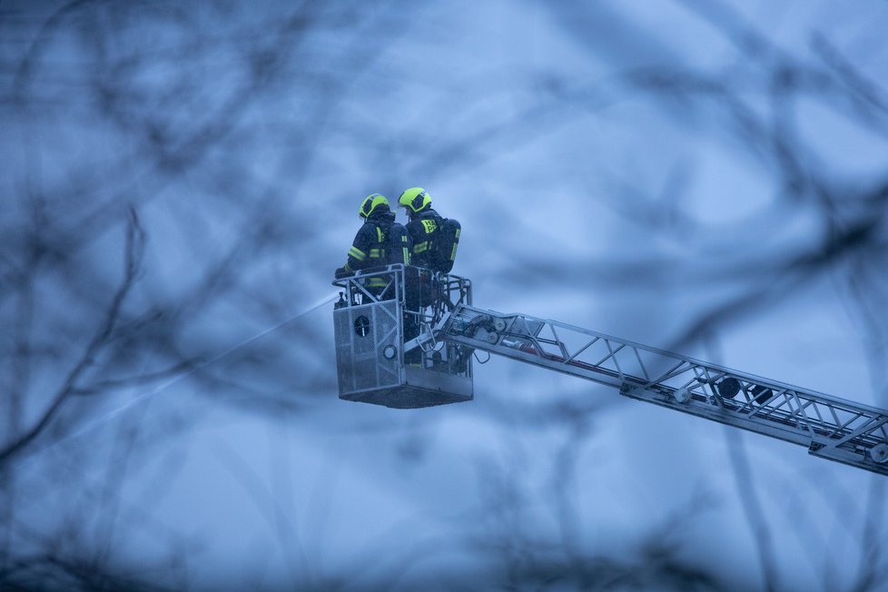 Požár autoservisu v Čakovicích, 8. března 2021.