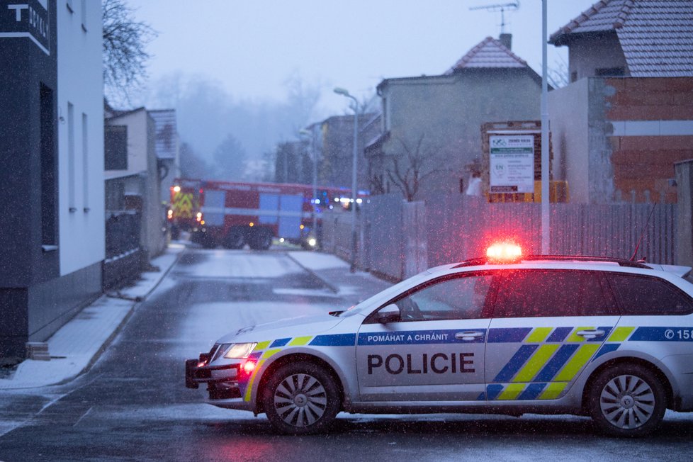 Požár autoservisu v Čakovicích, 8. března 2021.