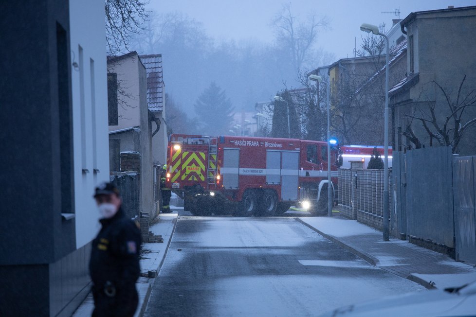 Požár autoservisu v Čakovicích, 8. března 2021.