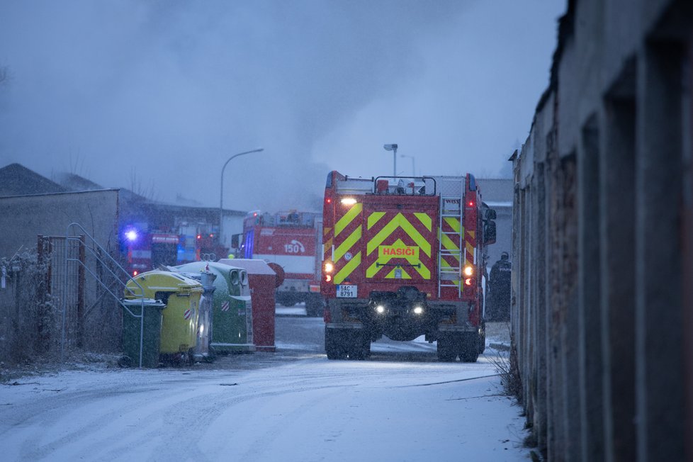 Požár autoservisu v Čakovicích, 8. března 2021.