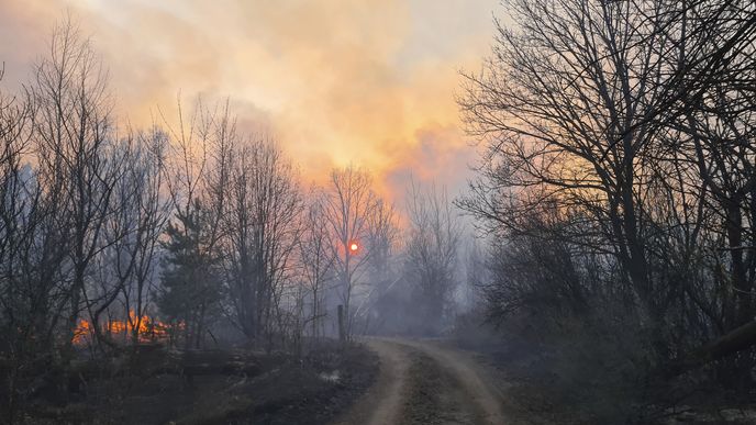 Požár se šířil okolo vesnice Volodymyrivka , která se nachází v oblasti nedaleko atomové elektrárny Černobyl