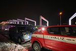 V garážích obchodního centra na Černém Mostě hořela dodávka. Hasiči vyhlásili 2. stupeň pohotovosti.