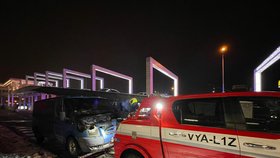V garážích obchodního centra na Černém Mostě hořela dodávka. Hasiči vyhlásili 2. stupeň pohotovosti.