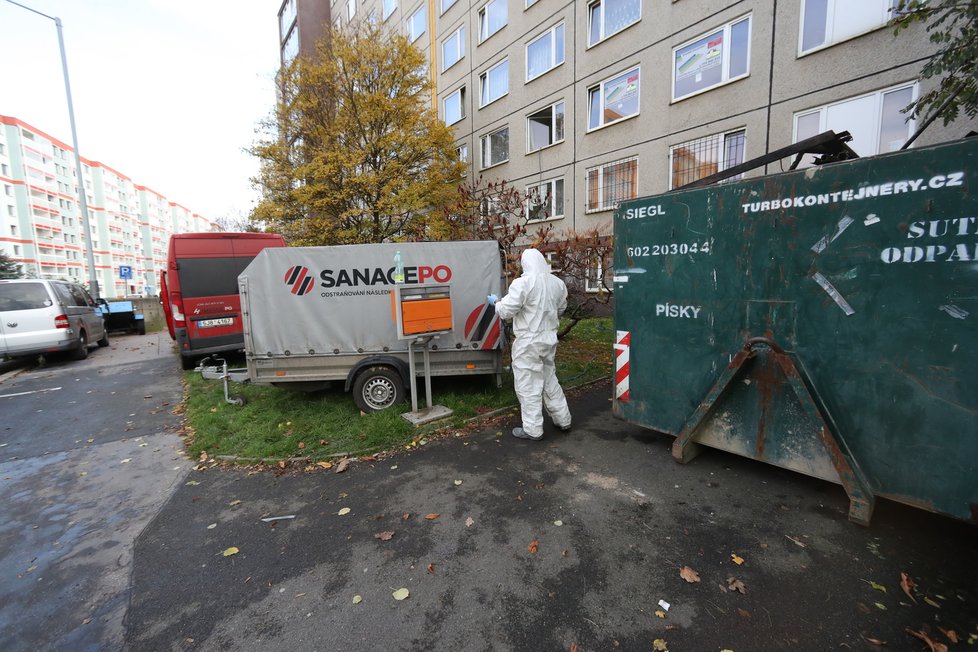 Následky požáru odklízí pracovníci společnosti Sanace po.