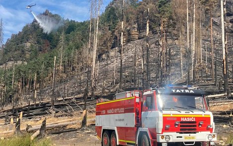 Požár v Českém Švýcarsku likvidovaly stovky hasičů z celé republiky.
