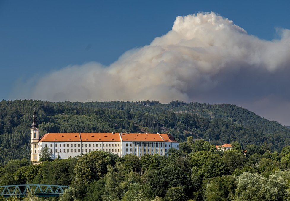 Požár v Českém Švýcarsku je viditelný z Děčína. (25.7.2022)