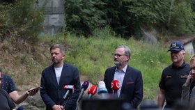 Premiér Petr Fiala a vicepremiér a ministr vnitra Vít Rakušan ve Hřensku. (26.7.2022)