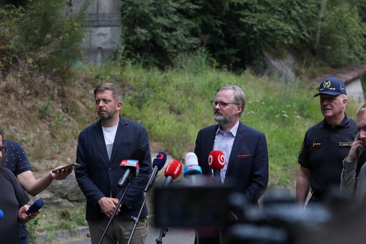 Premiér Petr Fiala a vicepremiér a ministr vnitra Vít Rakušan ve Hřensku. (26.7.2022)