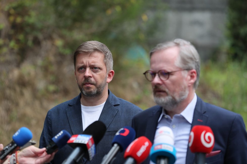 Premiér Petr Fiala a vicepremiér a ministr vnitra Vít Rakušan ve Hřensku (26.7.2022)