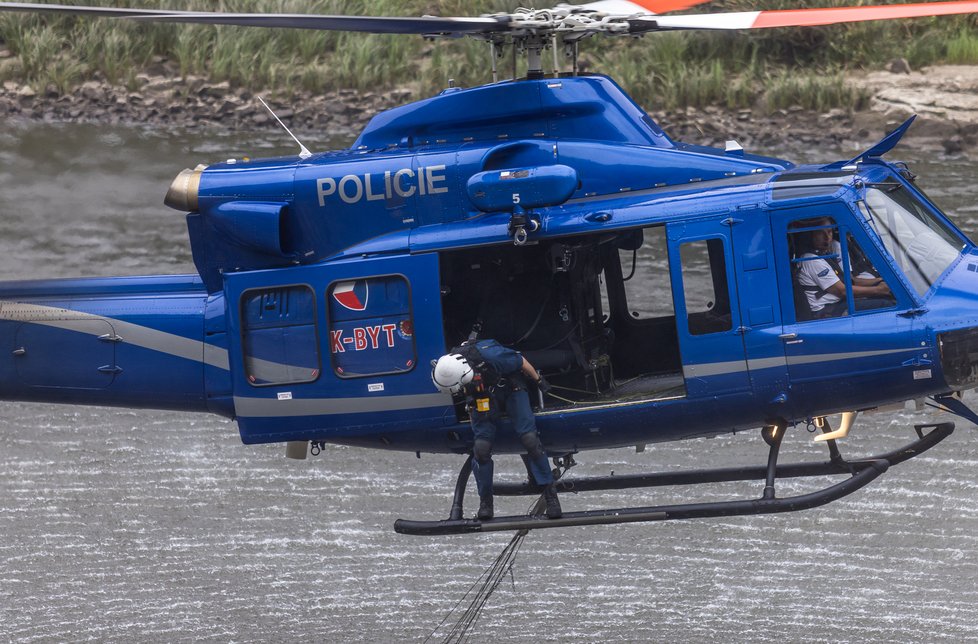 Policejní vrtulník při hašení požáru v Českém Švýcarsku. (26.7.2022)