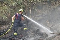 V Českém Švýcarsku zchladil požářiště déšť: Drony nenašly rizikové místo, hasičům se lépe dýchá