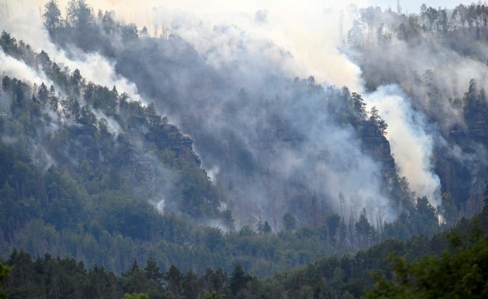 Hoří i na německé straně národního parku v Saském Švýcarsku. Hasiči zasahují nedaleko Kleine Winterberg nedaleko hranic s Českem. (26.7.2022)