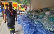 Záchranáři z Řevnic přivezli do Hřenska desítky balíků pitné vody a tatranky.