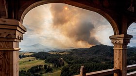 Požár v Českém Švýcarsku focený z Mariiny vyhlídky u Jetřichovic. (25.7.2022)
