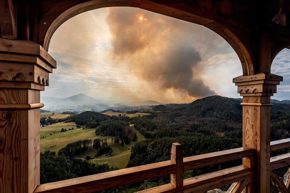 Požár v Českém Švýcarsku focený z Mariiny vyhlídky u Jetřichovic. (25.7.2022)