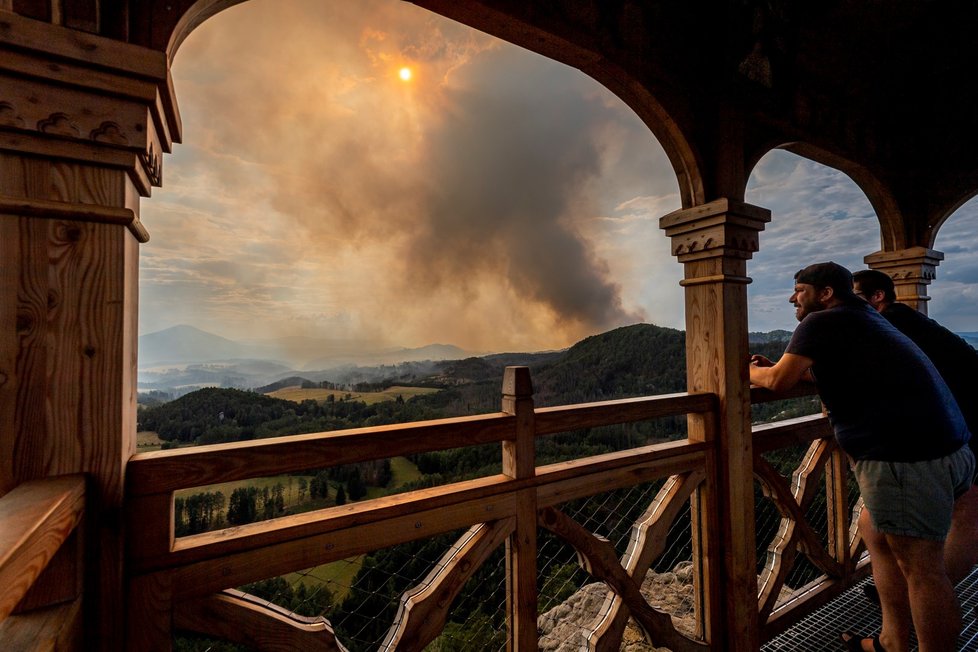 Požár v Českém Švýcarsku focený z Mariiny vyhlídky u Jetřichovic. (25.7.2022)