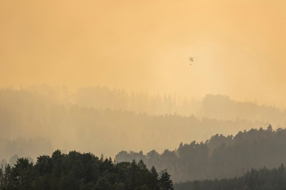 Požár v Českém Švýcarsku focený z Mariiny vyhlídky u Jetřichovic. (25.7.2022)