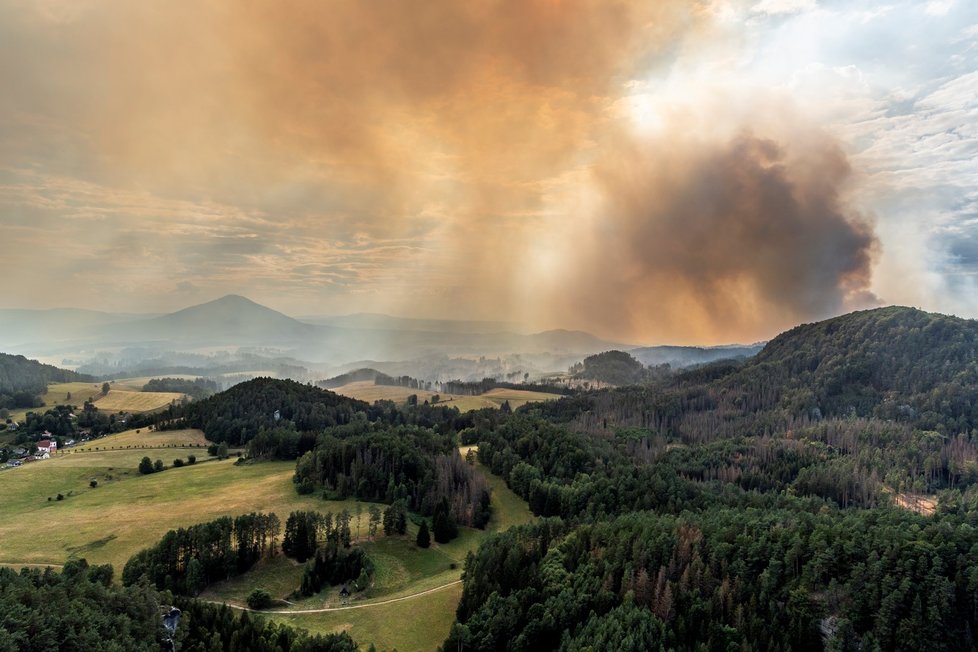 Požár v Českém Švýcarsku focený z Mariiny vyhlídky u Jetřichovic. (25.7.2022)