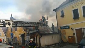 Hasiči likvidují požár poblíž centra Českého Krumlova.
