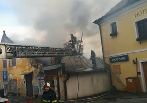 Hasiči likvidují požár poblíž centra Českého Krumlova.