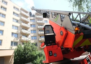 Po uhašení požáru bytu v Českém Těšíně našli hasiči mrtvé tělo.