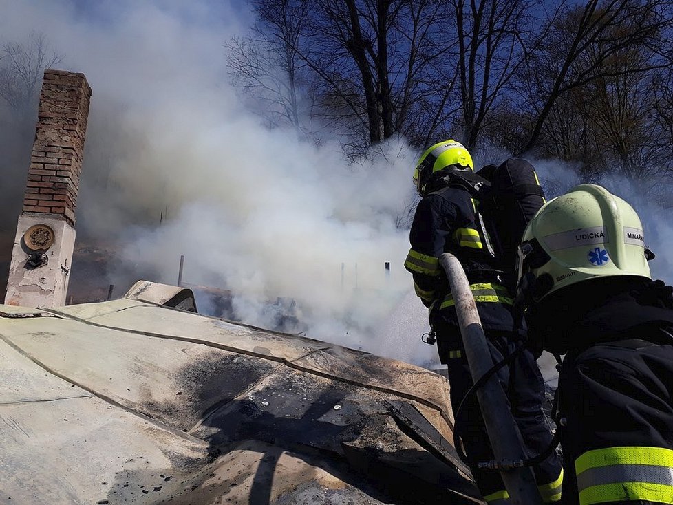 U požáru chaty v Bílovicích na Svitavou zasahovalo 11 jednotek hasičů.