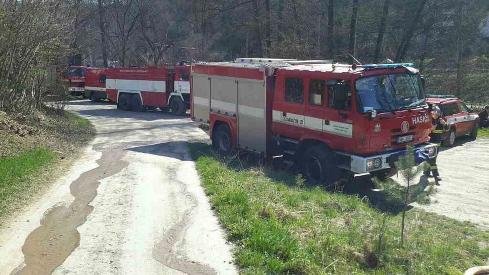 U požáru chaty v Bílovicích na Svitavou zasahovalo 11 jednotek hasičů.