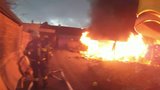 Požár pohledem velitele zásahu: Hasiči zveřejnili akční video z hašení hořící chaty