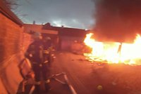 Požár pohledem velitele zásahu: Hasiči zveřejnili akční video z hašení hořící chaty