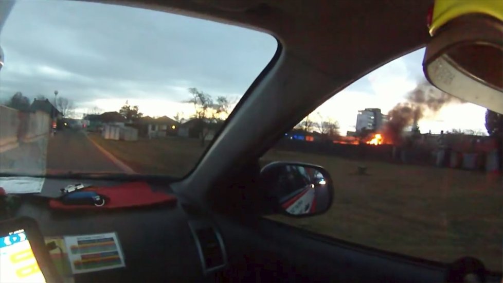 Jihomoravští hasiči zveřejnili video z kamery, kterou má na svém těle umístěnou velitel zásahu při likvidaci požáru chaty.