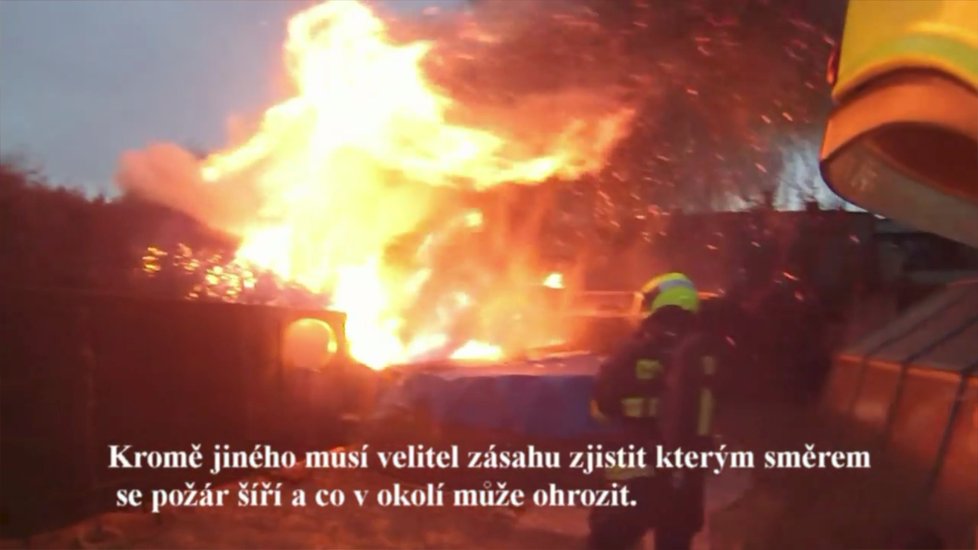 Jihomoravští hasiči zveřejnili video z kamery, kterou má na svém těle umístěnou velitel zásahu při likvidaci požáru chaty.
