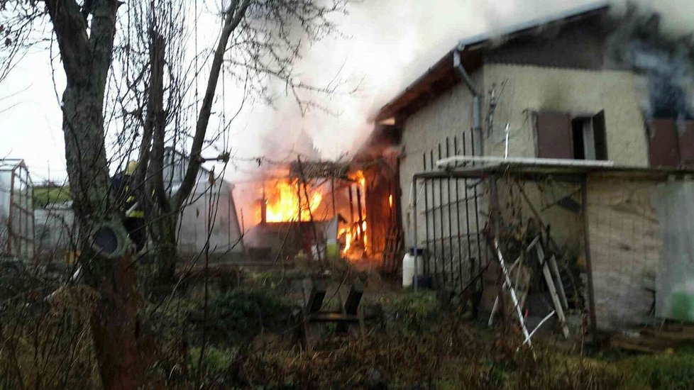 Zcela zničená skončila po požáru chata v brněnské Líšni. Muž (30) v ní vyráběl opium.