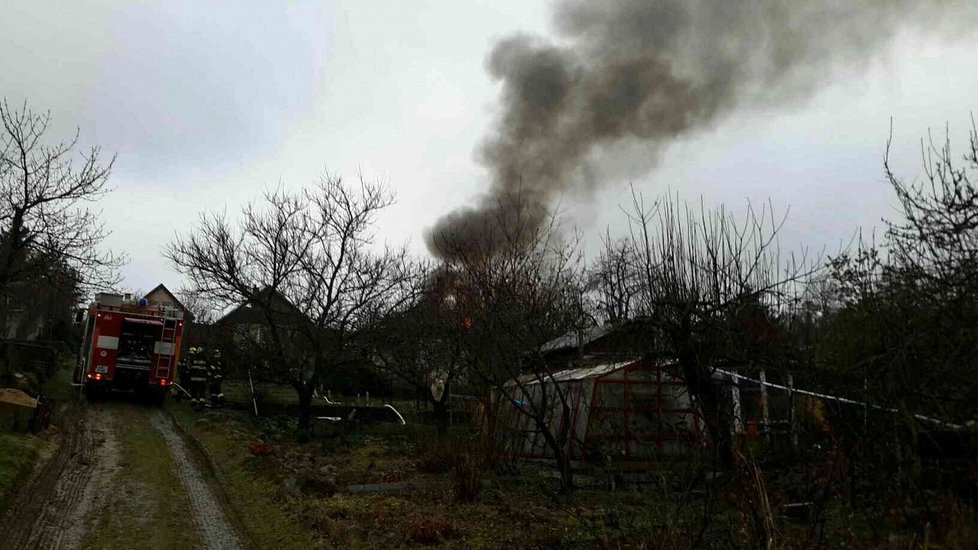 Zcela zničená skončila po požáru chata v brněnské Líšni. Muž (30) v ní vyráběl opium.