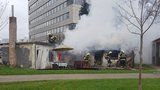 Prosekem se linul dým: Chatu v Čakovické ulici  zachvátil požár, „zranila“ se jedna osoba