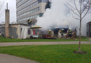 V chatě v Čakovické ulici na Proseku začalo hořet.