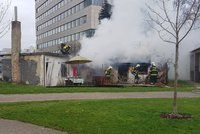 Prosekem se linul dým: Chatu v Čakovické ulici zachvátil požár, „zranila“ se jedna osoba