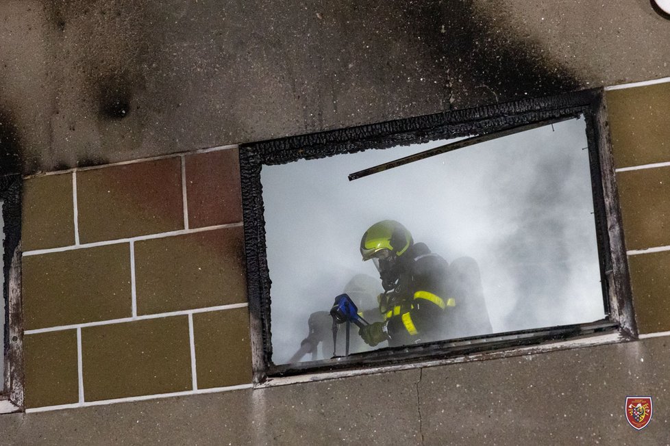 Ve spáleništi trvale obydlené chaty v Dolní Lhotě na Ostravsku našli v úterý vpodvečer hasiči dvě mrtvá těla – muže (†63) a ženy (†44).